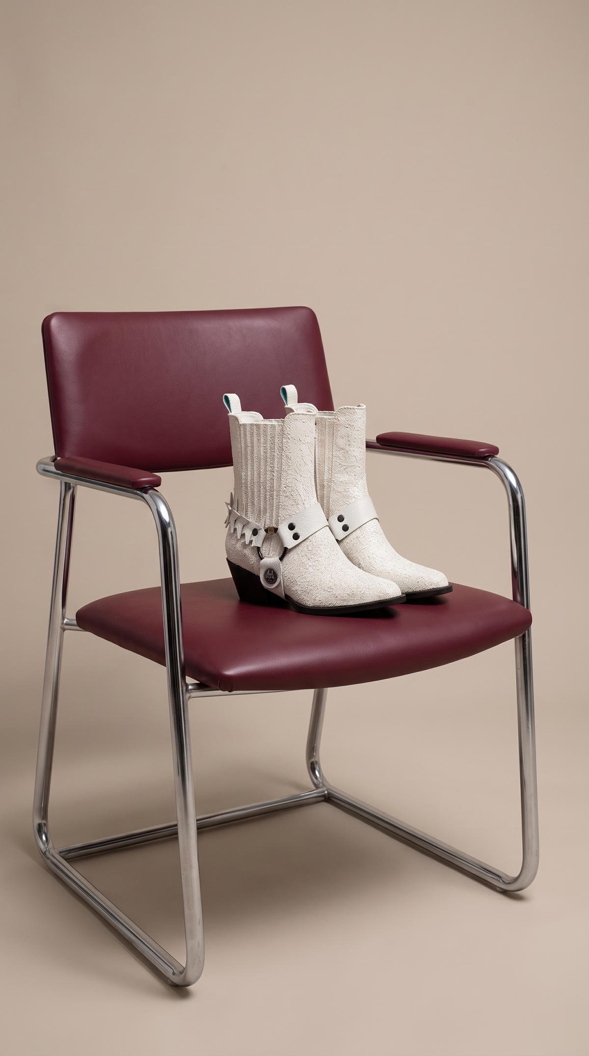 lifestyle/ecru-chair-tall.png